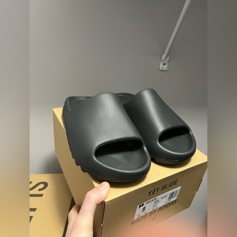 Yeezy Slide Onyx Men size 8.